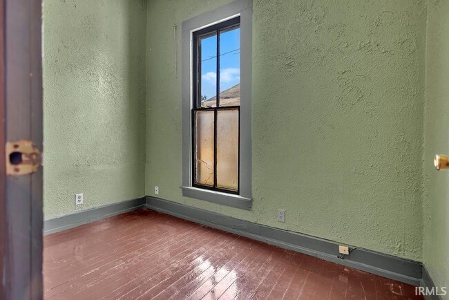 Building Photo - 317 E Smith Ave