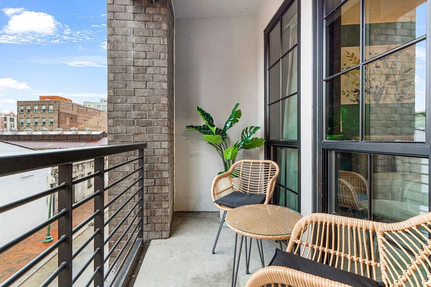 Building Photo - 611 Commerce St