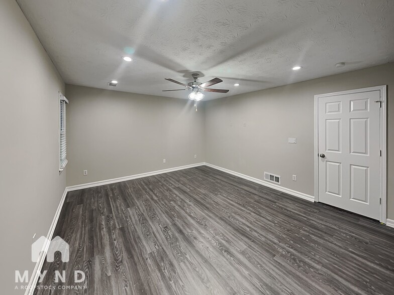 Building Photo - 1224 Classic Dr NE