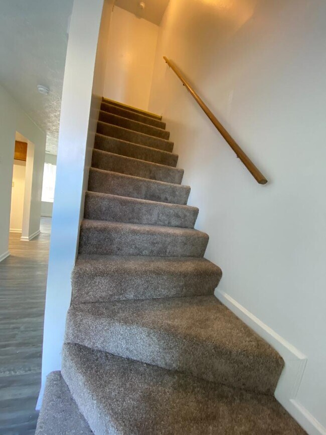 Building Photo - 98 Andrea Dr