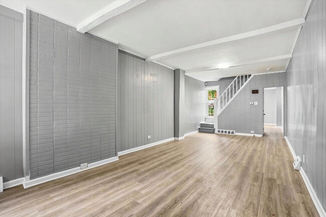 Building Photo - Fully Renovated Single Family House