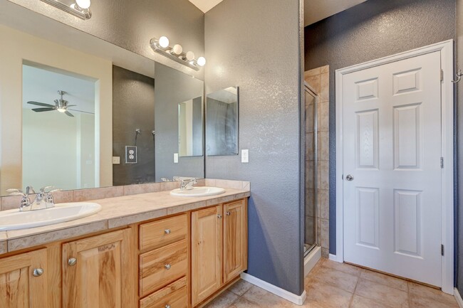 Building Photo - $2,675 - 2 Bed, 2 Bath Updated Condo in Hi...