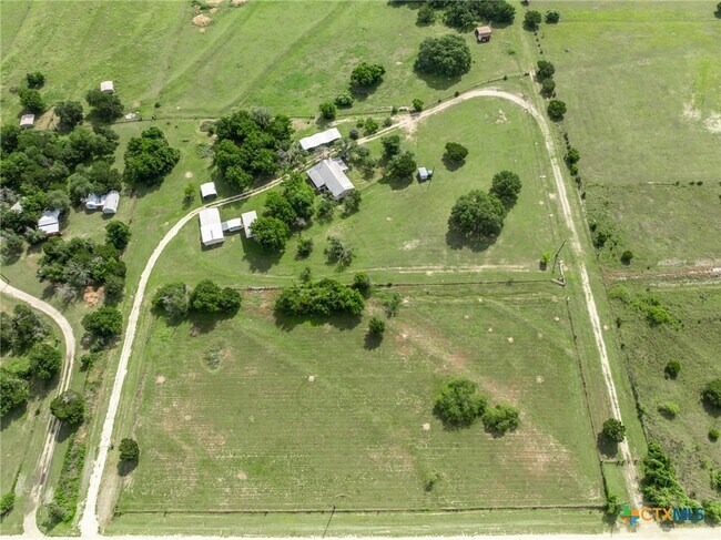Building Photo - 199 Apache Springs Rd