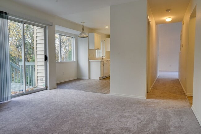 Building Photo - Renton Multi-level home