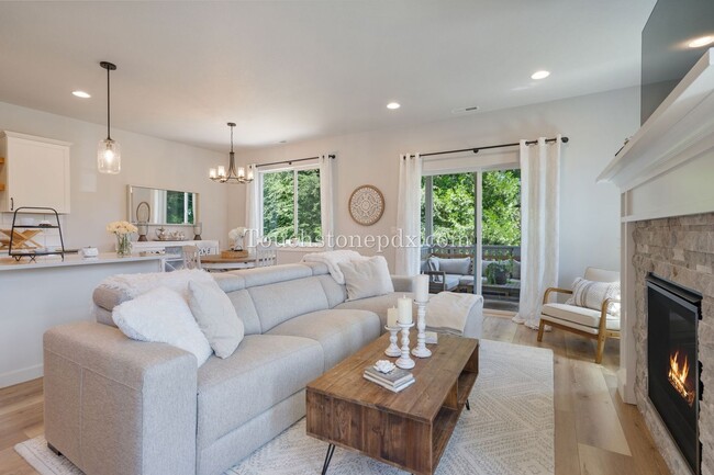Building Photo - Luxurious 4 Bed/3.5 Bath Residence - Your ...