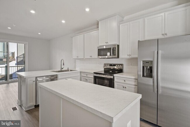 Building Photo - 734 Watts St