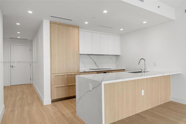 Building Photo - 2411 Laguna Cir