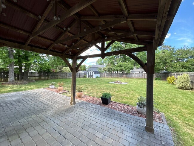 Building Photo - T.R. Lawing Realty Property