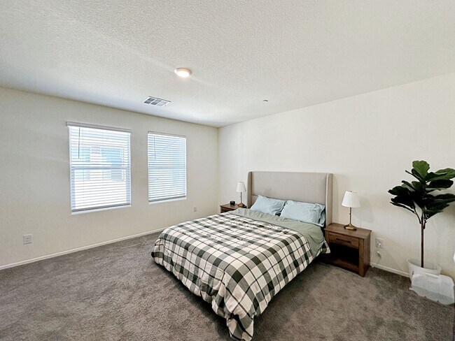 Building Photo - FURNISHED 3 BEDROOM + LOFT TOWNHOME WITH 2 CAR GARAGE