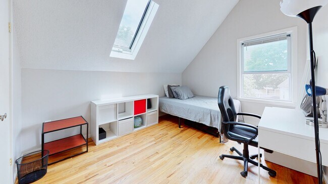 Building Photo - 6 Bedroom Apartment in Science Hill, close to downtown! (Laundry In Unit)