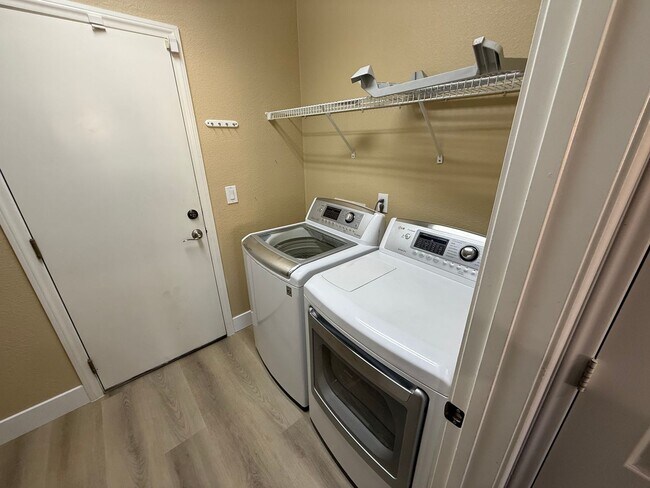 Building Photo - Beautiful 2-Story Townhome in Gated Area w...