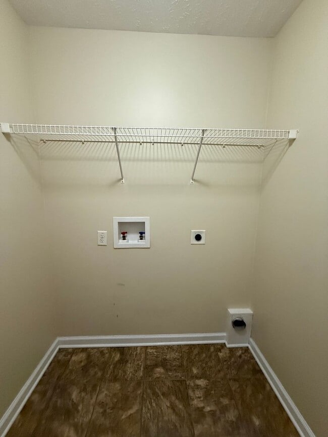 Building Photo - Charming 3 Bedroom 2 Bath home located in Carolina Plantation