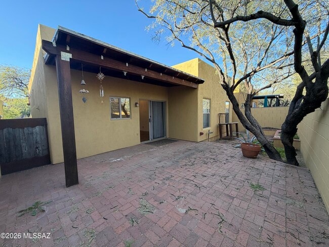 Building Photo - 1401 E English Ivy Ct