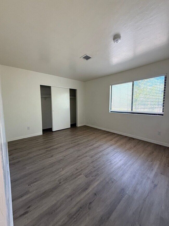 Building Photo - 8412 E Lakeshore Dr