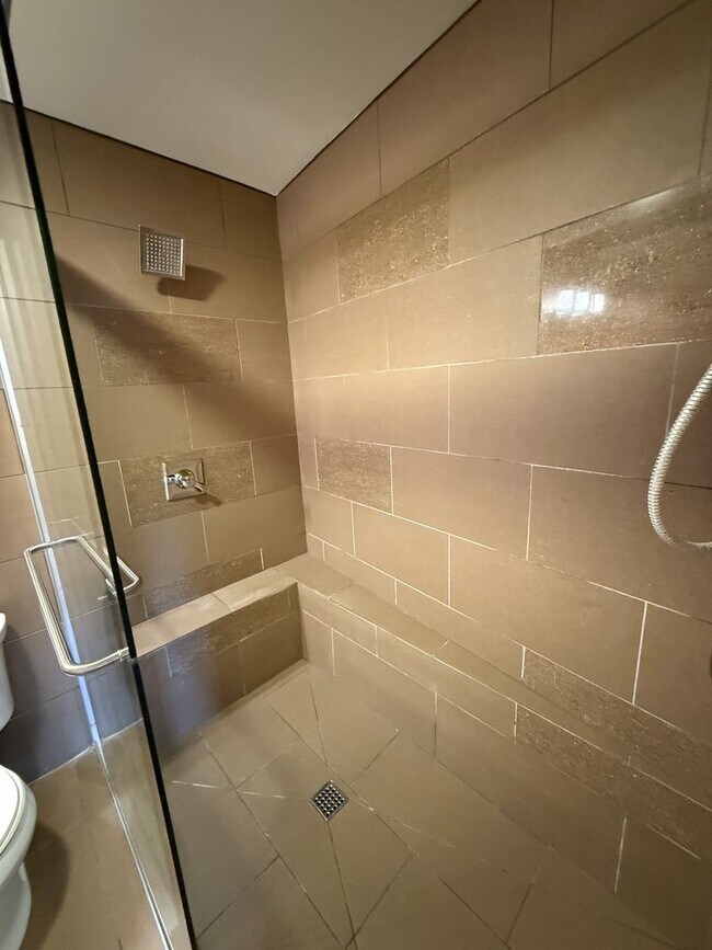 Building Photo - Luxury Apartment