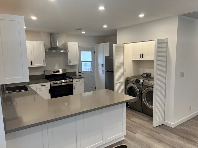 Building Photo - 7512 Tampa Ave