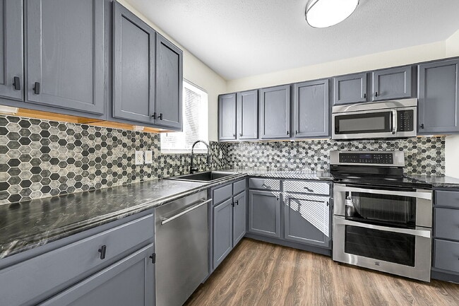 Building Photo - $1,900.00, 3-bed, 2-bath located in Colora...