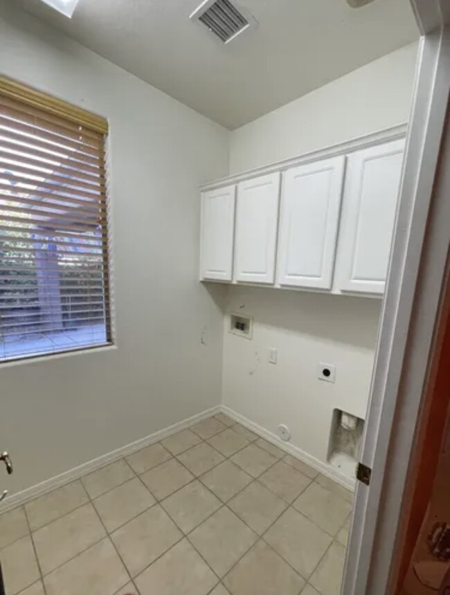 Laundry room - 1025 N Cloud Cliff Pass