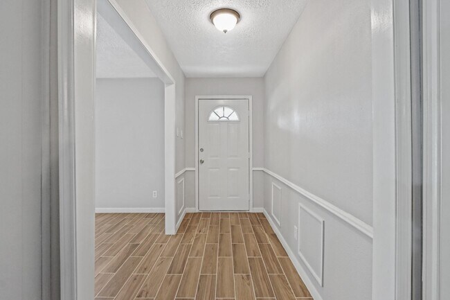 Building Photo - 626 Rosewood Dr