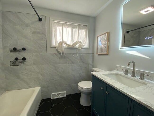 Building Photo - Welcome to this charming 3-bedroom, 1-bathroom home located in the heart of Springfield, OH+