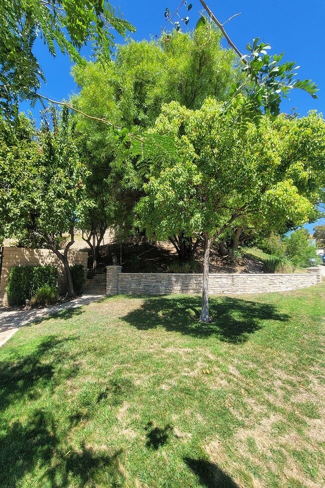 Building Photo - Wonderful 4+3 Bright-Sunny-Open in great Area!