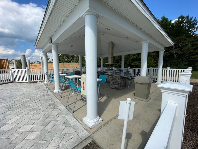 Building Photo - W2045