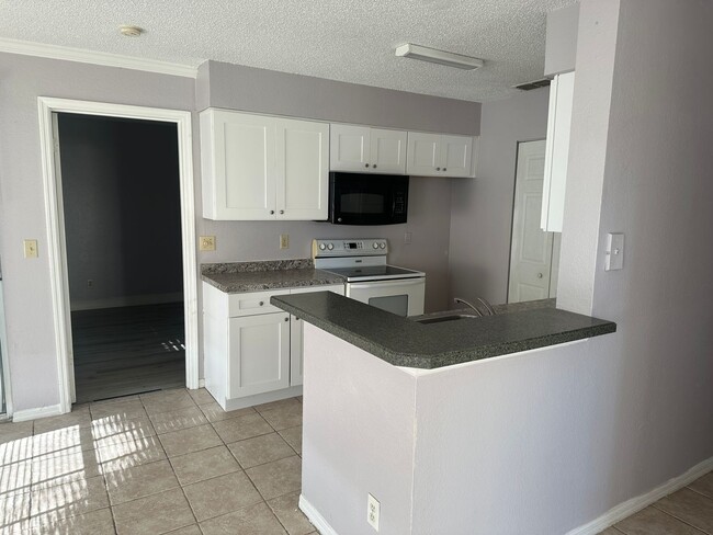 Building Photo - 2 bedroom  2 Bathroom in Orlando