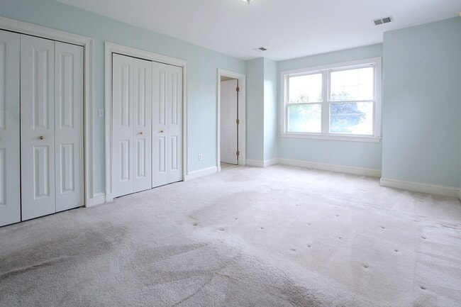 Building Photo - 6 Adams St