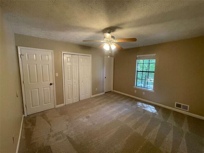 Building Photo - 55 Hunt Ridge Dr