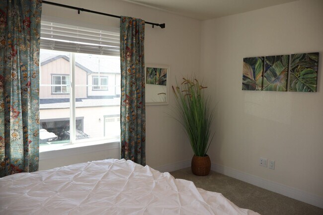 Building Photo - Elegant 3BR Townhome | Short-Term Lease