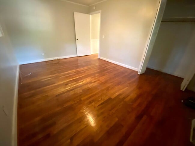 Building Photo - 3 Bedroom Brick Ranch House in a Great Location!