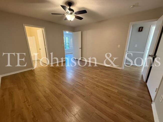 Building Photo - Charming 2-Bedroom with Fireplace & Modern...