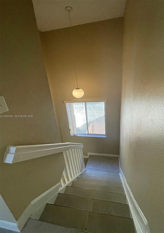 Building Photo - 390 NE 35th Ave