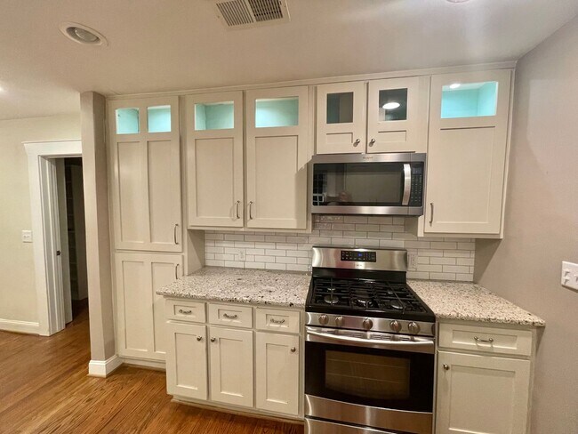 Building Photo - Updated 3 BR/ 2 BA home on Roseland Drive ...