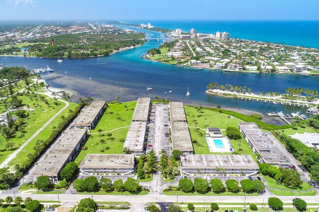 Building Photo - 755 Saturn St