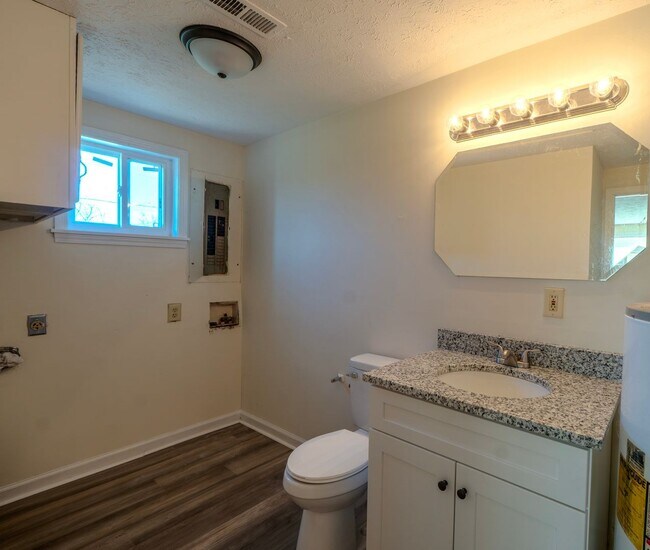 Building Photo - 922 Southern Hills Dr