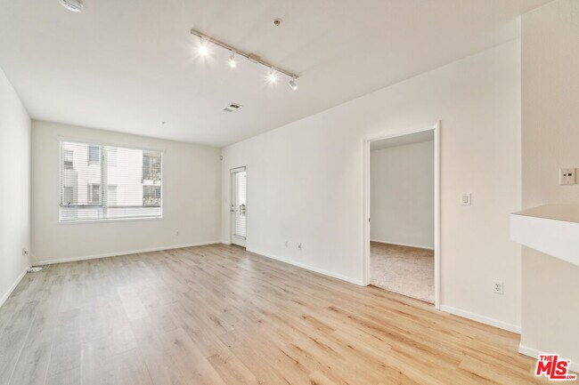 Building Photo - 6400 Crescent Prk E