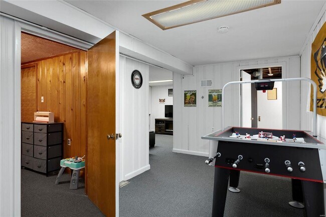 Building Photo - 9604 Greenview Dr