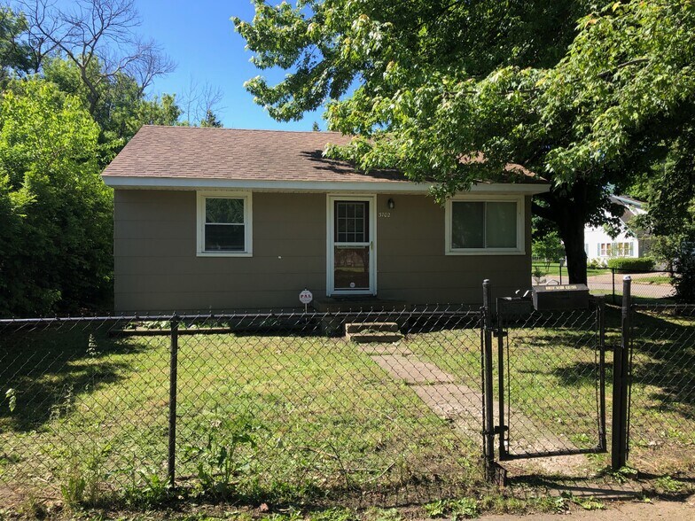 Building Photo - 3702 Ivanhoe Ave