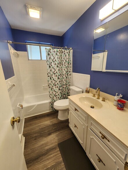 Building Photo - 8176 Surrey Ct