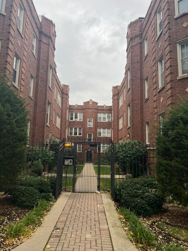 Building Photo - 4848 W Wrightwood Ave