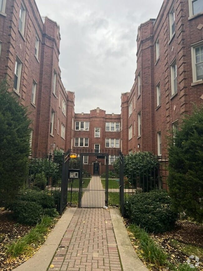 Building Photo - Belmont-Cragin One Bed/1 Bath! Cats welcom...