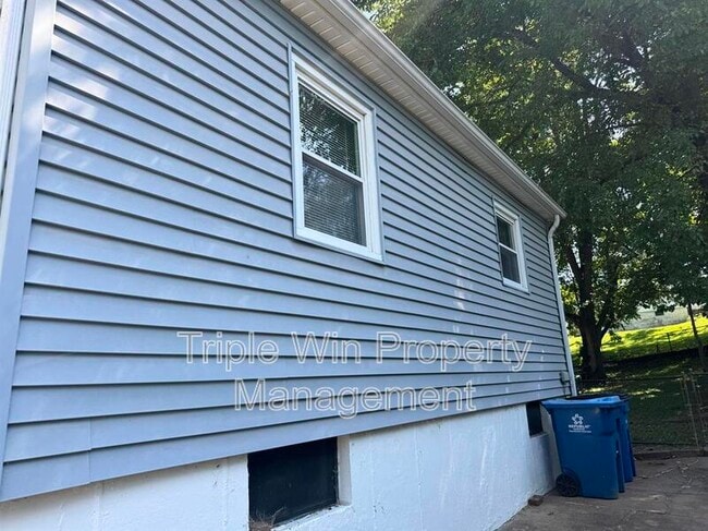 Building Photo - 220 Superior Dr