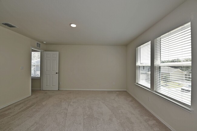 Building Photo - 4 BEDROOM  |  LOFT  |  3 BATH  |  4th BEDR...