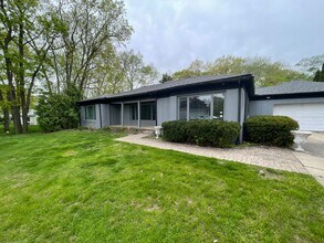 Building Photo - Spacious 3bd/2.5ba Ranch