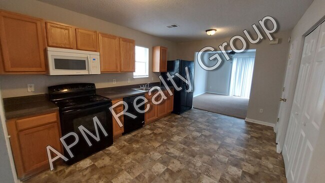 Building Photo - Great Summit Home, Convenient to Sandhills...