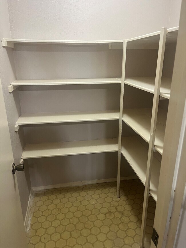 Building Photo - 9700 Leawood Blvd