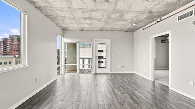Building Photo - $2,820.95- 2 bed, 1 bath Condo in the heart of Denver with In Unit Laundry!