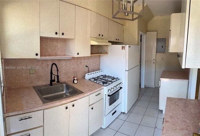 Building Photo - 715 NE 91st St