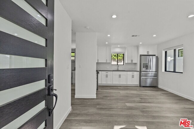 Building Photo - 521 N Martel Ave